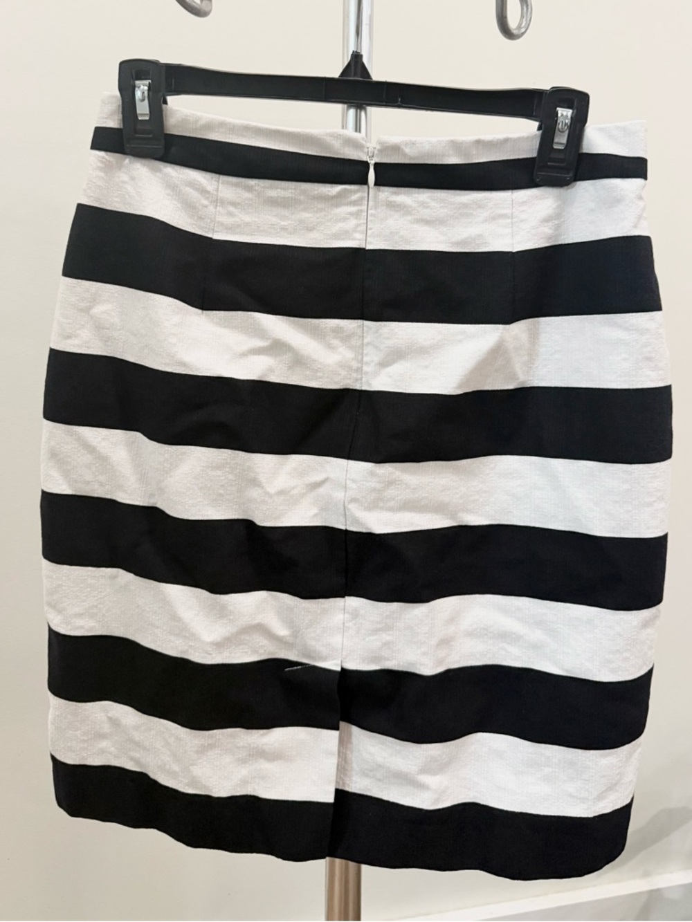 Banana Republic Pencil Skirt Size 4 black and white - Picture 2 of 4
